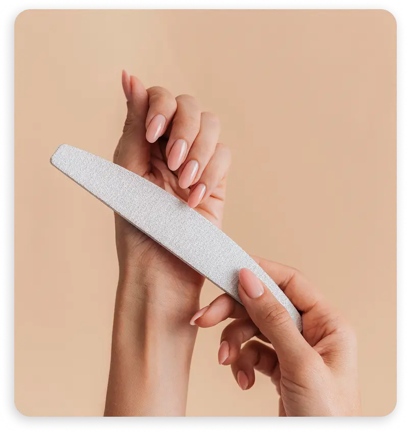 Profesyonel manikür, tırnak şekillendirme, el peelingi ve güzellik salonu el bakımı prosedürlerini içeren modern kolaj.